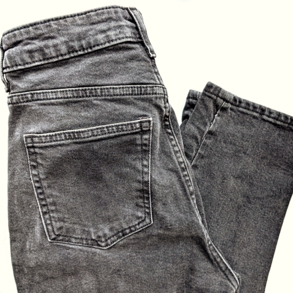 H&M Like New, Black Denim, High Waist, Mom Jeans, 5 Pocket, Sz 2. HP! - Picture 2 of 12
